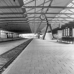 153258 Gezicht op het perron en de perronkap van het N.S.-station Schiedam te Schiedam.